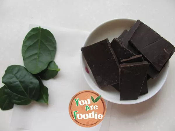 Making chocolate leaves