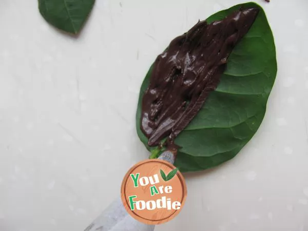 Making chocolate leaves