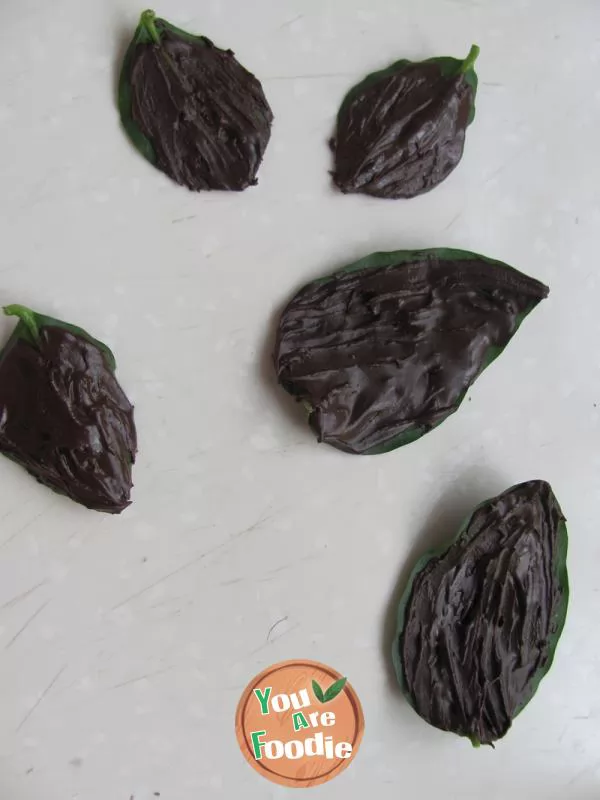 Making chocolate leaves