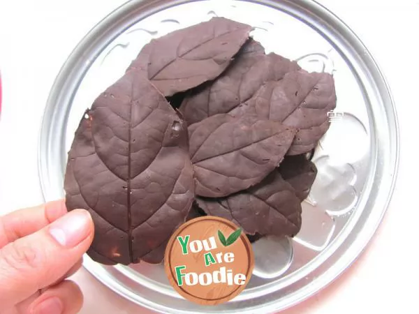 Making chocolate leaves