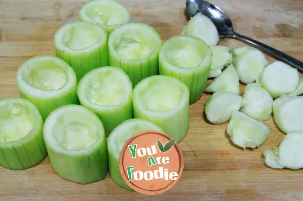 Colorful vegetable and minced meat towel gourd cup