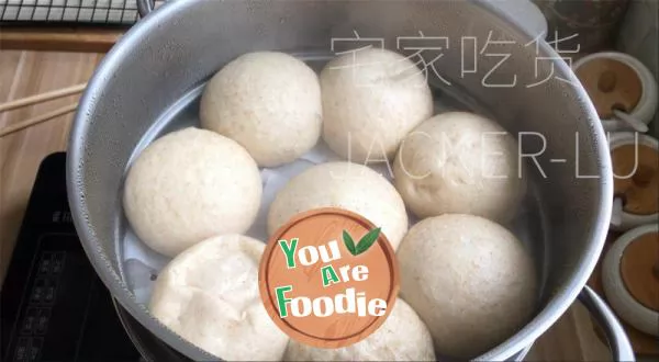 Whole wheat Mantou, with sugar free, oil free and burden free formula, is soft, elastic and full of wheat flavor.