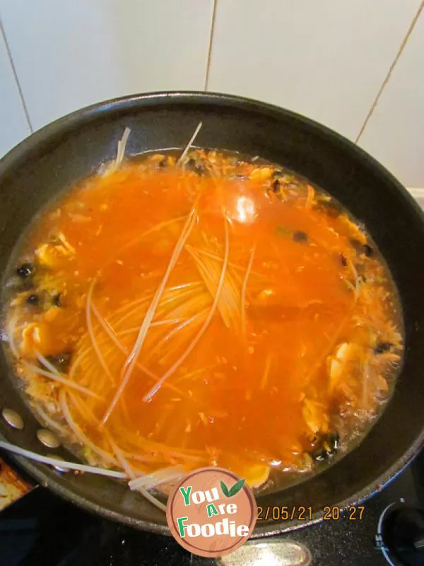 Rice noodles in chicken soup