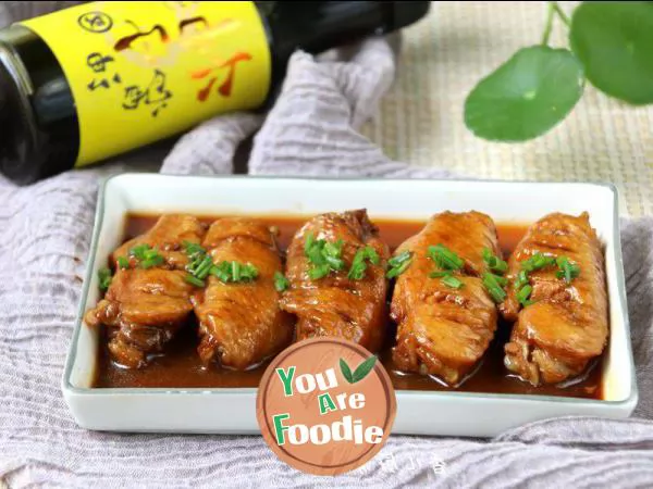 Braised chicken wings in brown sauce