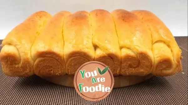 Condensed milk bread, full of milk flavor, can be eaten directly, soft, mellow and muscular.