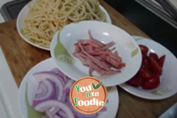 Fried spaghetti with black pepper and tomato Bacon