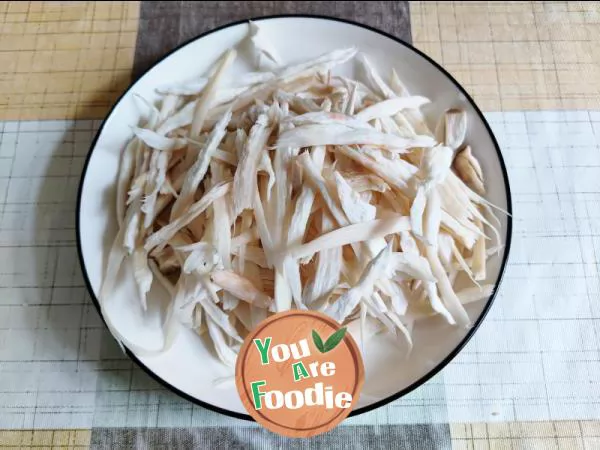 Hand shredded Pleurotus eryngii in cold sauce