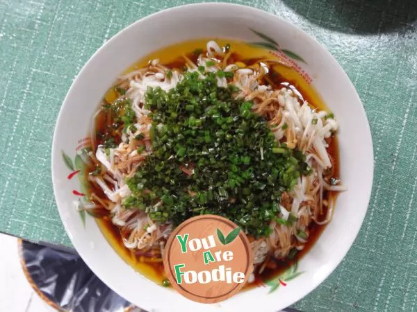 Flammulina velutipes in scallion oil
