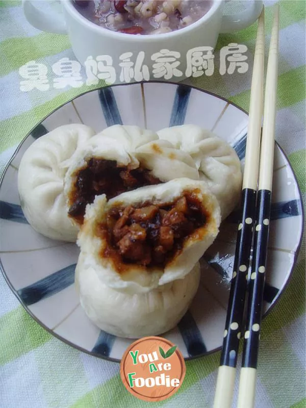 Steamed pork bun with preserved vegetables