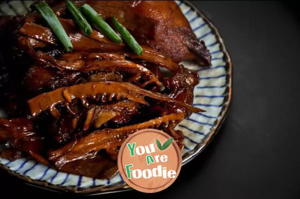 Braised-bamboo-shoots-and-dried-pig-feet