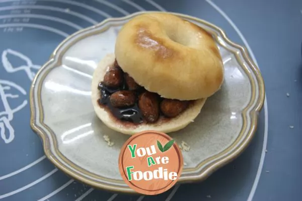 America's most popular boiled bread -- almond blueberry QQ bagel