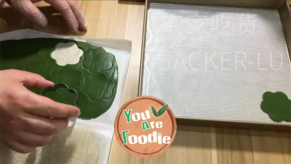 Matcha butter crispy cake, with a blend of butter milk aroma and slightly bitter tea aroma, is crispy and fragrant in one bite.