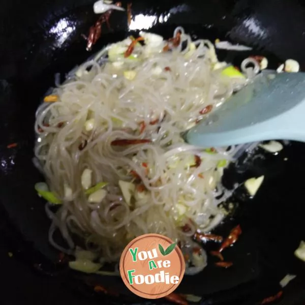 Fried vermicelli with cabbage