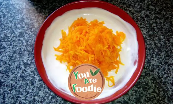 Shredded carrot with yogurt