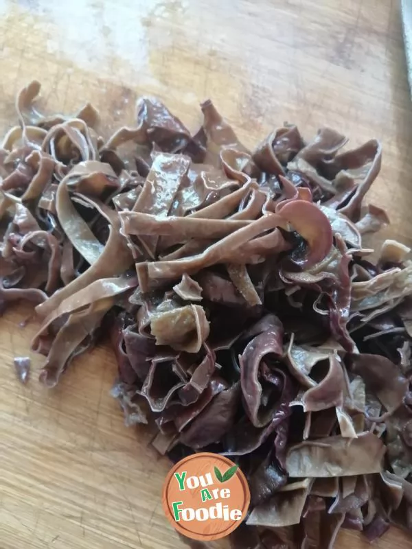 Fried crisp fungus with meat