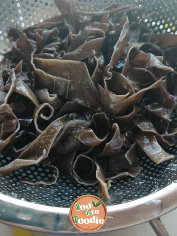 Fried crisp fungus with meat