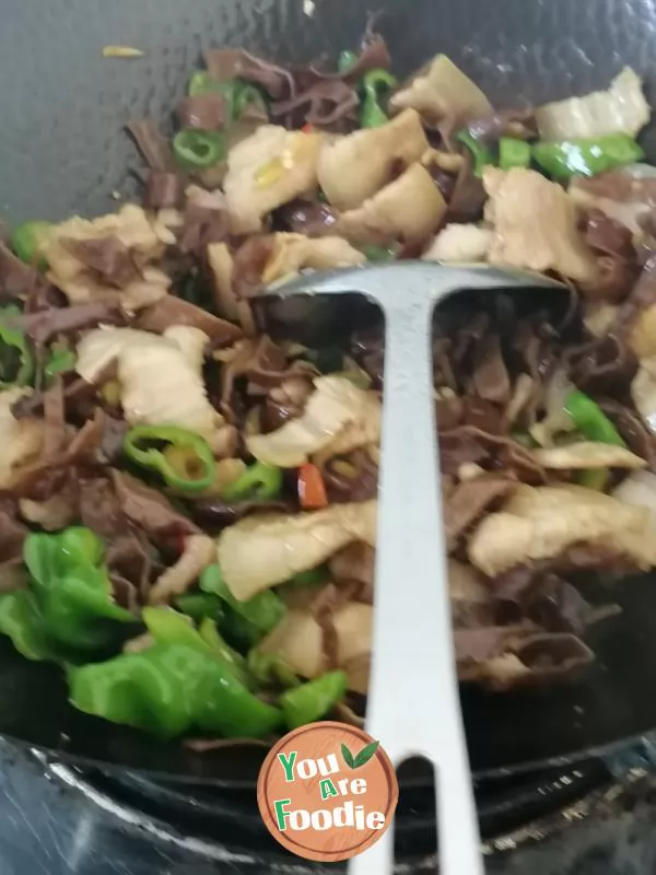 Fried crisp fungus with meat