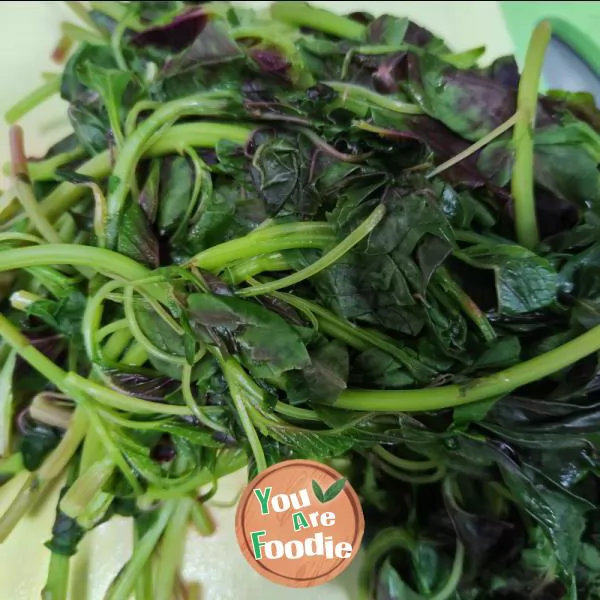 Fried amaranth with minced garlic