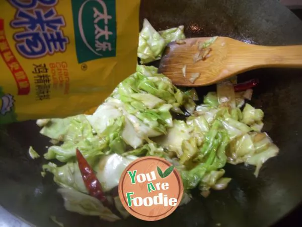 Refreshing vegetable dishes in summer - stir fried Chinese cabbage with hot and sour sauce