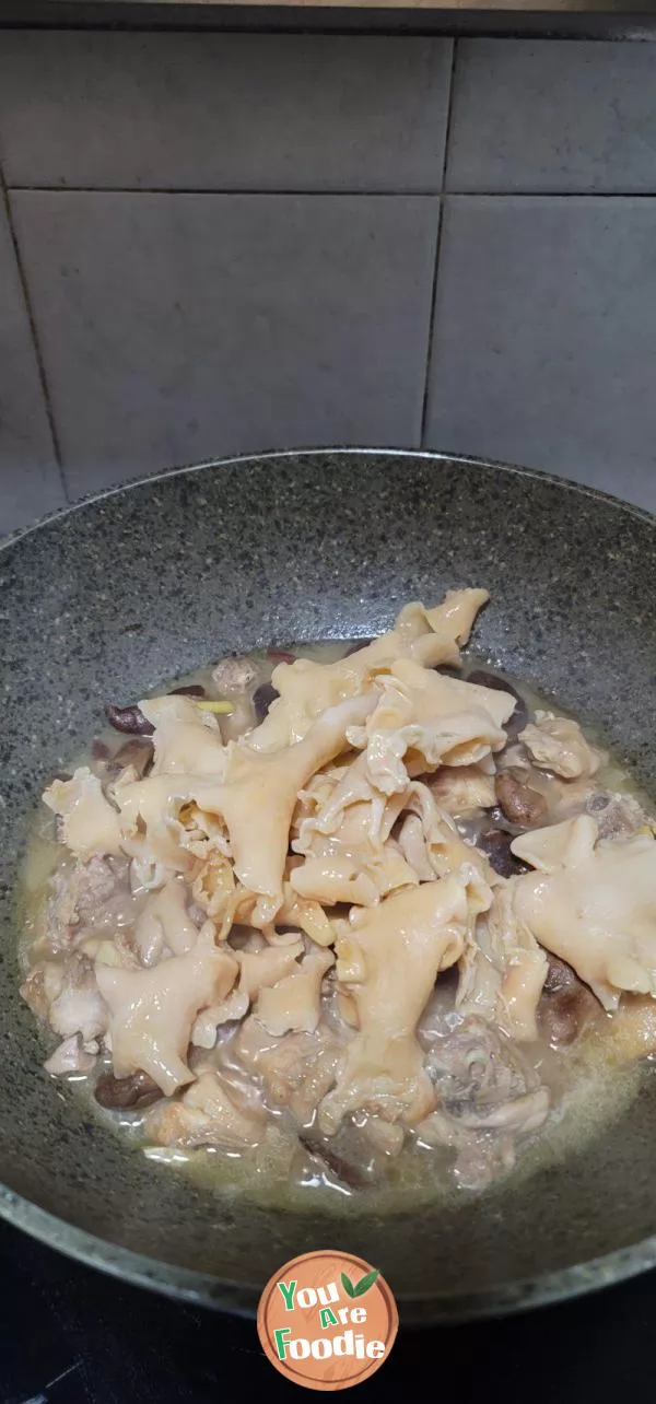 Braised chicken with sesame seed paste and mushroom