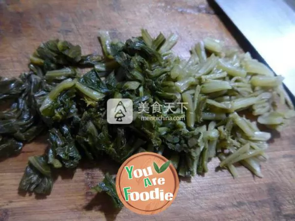 Boiled silkworm bean sprouts with sauerkraut