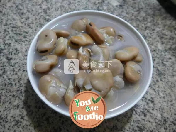 Boiled silkworm bean sprouts with sauerkraut