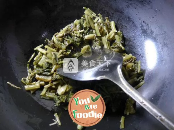 Boiled silkworm bean sprouts with sauerkraut