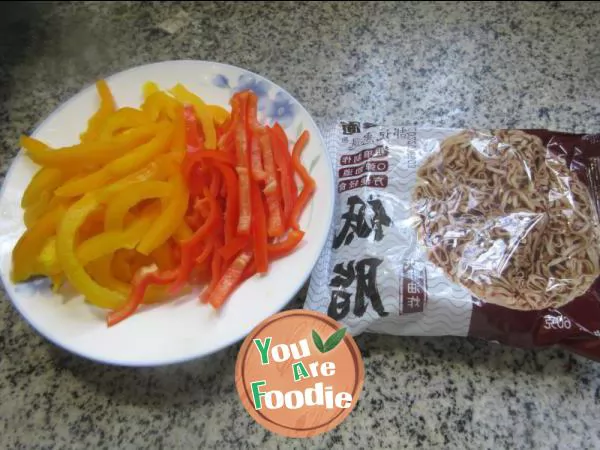 Fried buckwheat noodles with red and yellow pepper