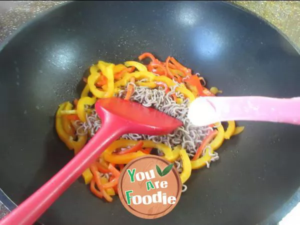 Fried buckwheat noodles with red and yellow pepper