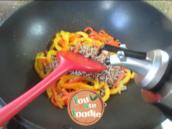 Fried buckwheat noodles with red and yellow pepper