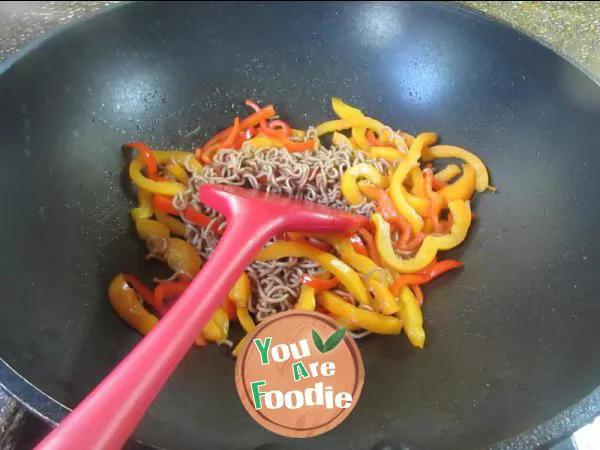 Fried buckwheat noodles with red and yellow pepper