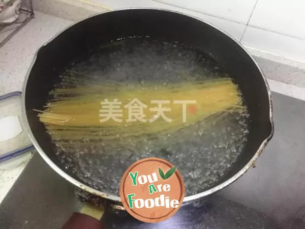 Spaghetti with tomato and minced meat
