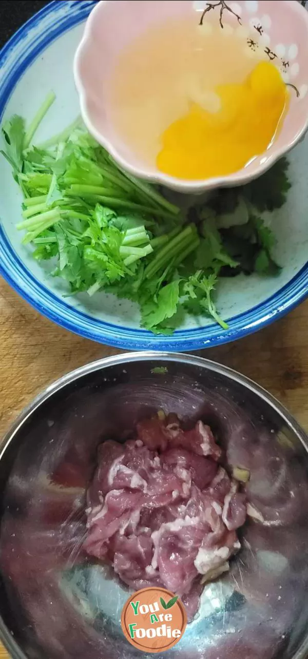 Lean meat, egg, coriander soup